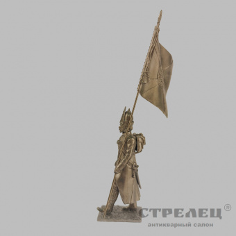 фото — оловянный солдатик «подпрапорщик-знаменосец в походной колонне, 1812-14 гг.». гк